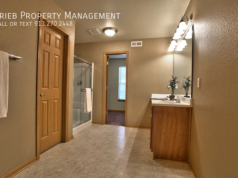 824 Woodson Ct — Photo 12