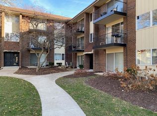 5S100 Pebblewood Ln APT D2, Naperville, IL 60563