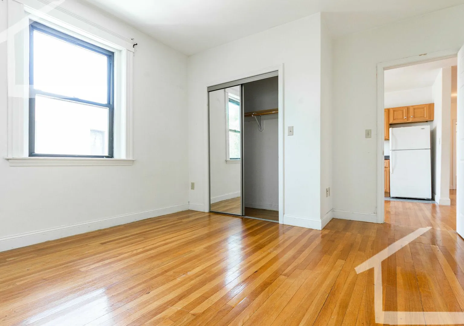 Conveniently Located, Spacious Apt w Ht & HW Inc. Near B and C lines! — Photo 4