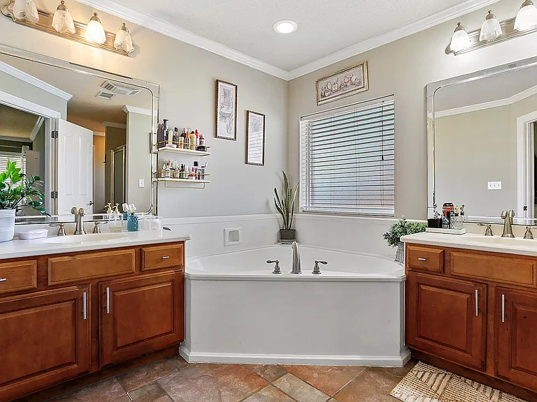 208 Annette Dr — Photo 6