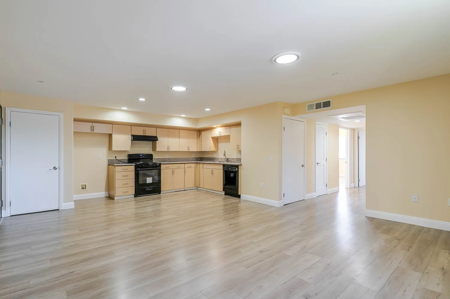 2 bed, 1000 sqft, $2,600 — Photo 3