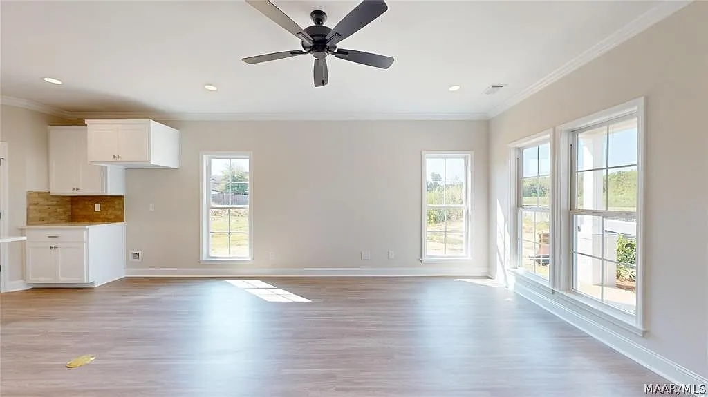 4 bed, 2.5 bath, 1899 sqft, $2,400 — Photo 3