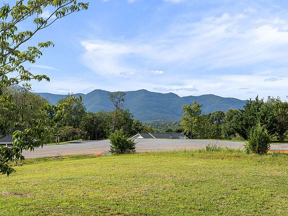 3rd image of 90 Spring Ridge Ln