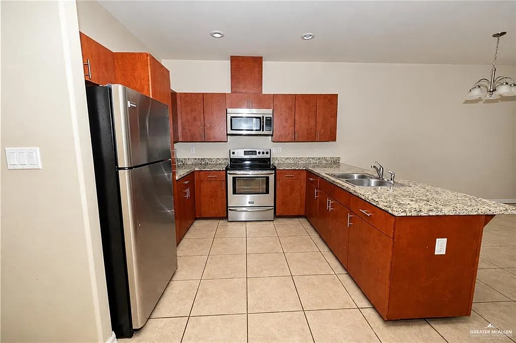 2 bed, 2.0 bath, 1900 sqft, $950 — Photo 2