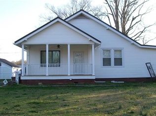 11 Smythe St, Belton, SC 29627