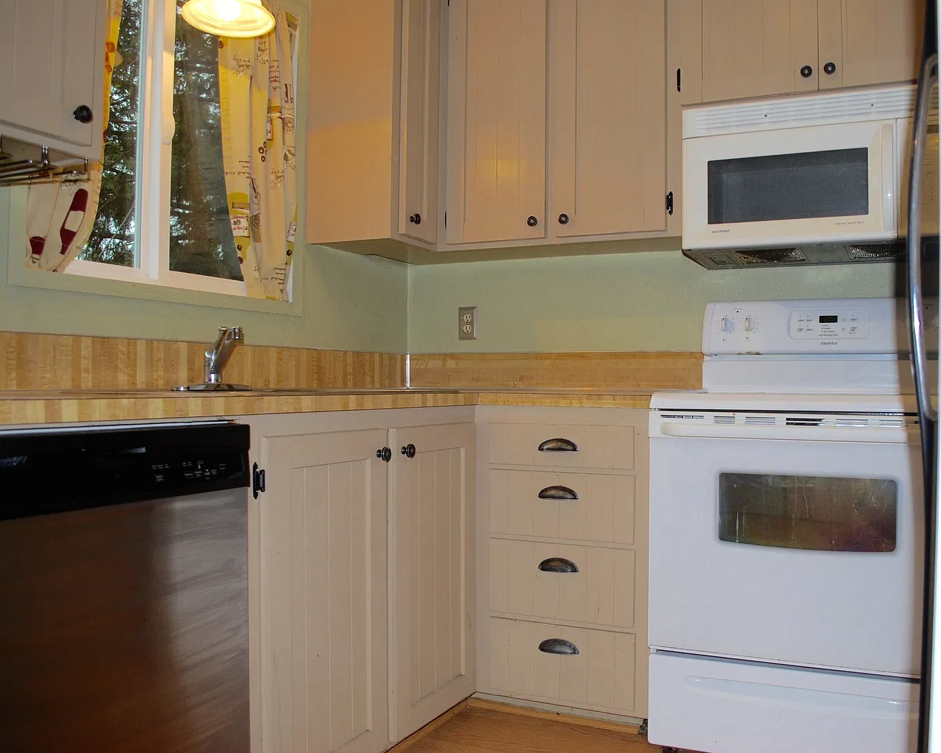 Bright Two-Bedroom End-Unit Townhouse in Shoreline — Photo 2