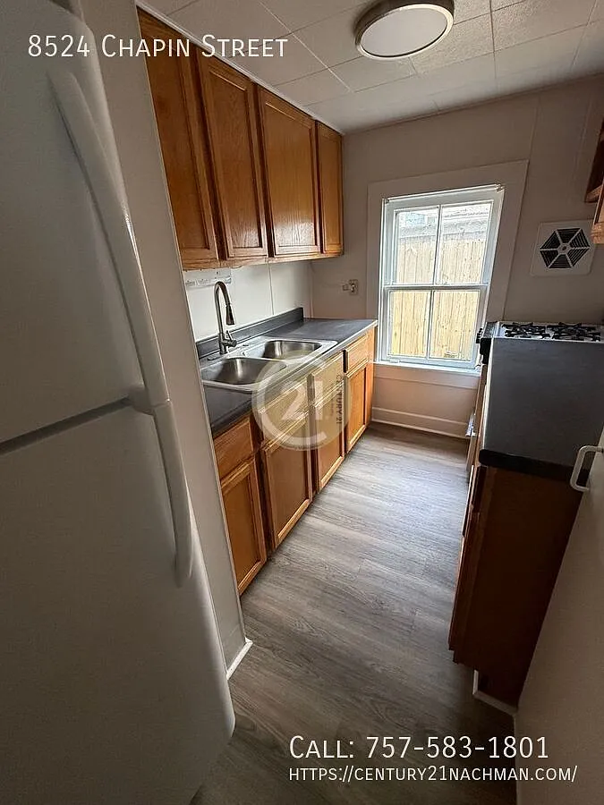 2 Bedroom House w Large Yard — Photo 3