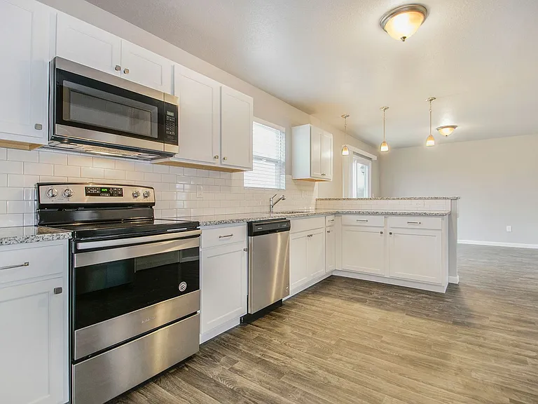 139 Schirmer Pkwy — Photo 2