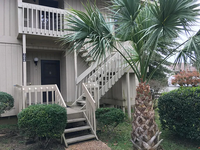 1054 Seacliff Dr N — Photo 1