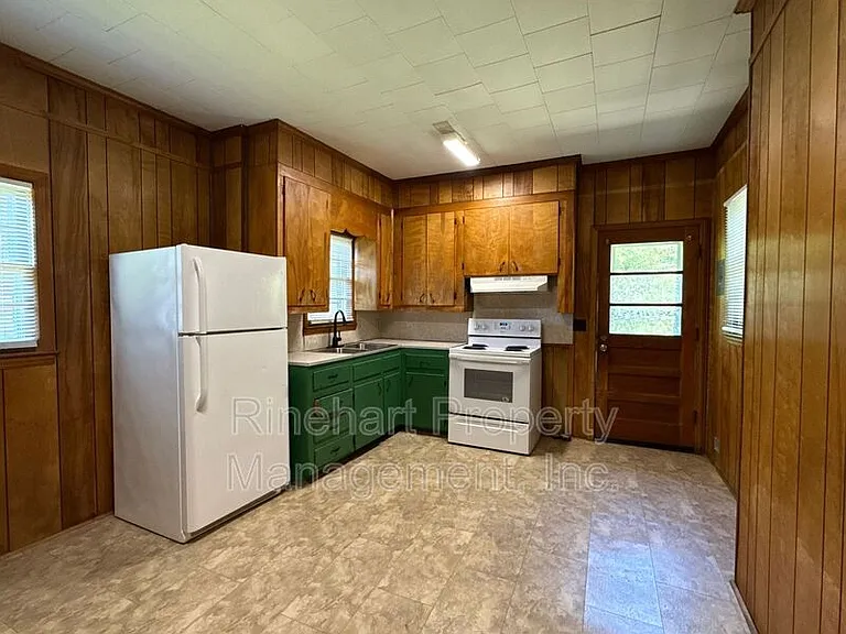 325 Walnut St — Photo 10