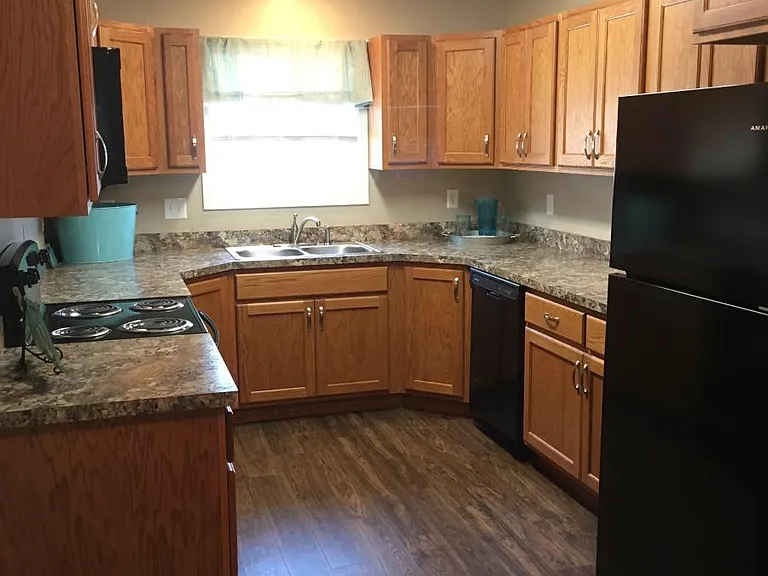 425 Hazel Ct — Photo 4