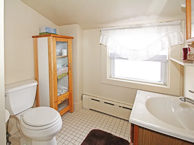 563 Aquidneck Ave — Photo 16