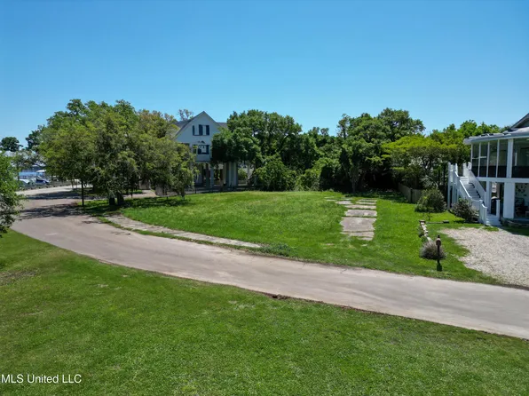 761 N 2nd St #1, Bay Saint Louis, MS 39520