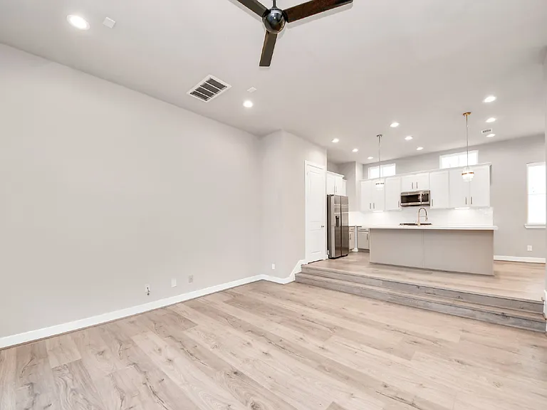 2114 Stuart St — Photo 35