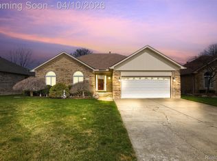 28737 Stonehenge Dr, Chesterfield, MI