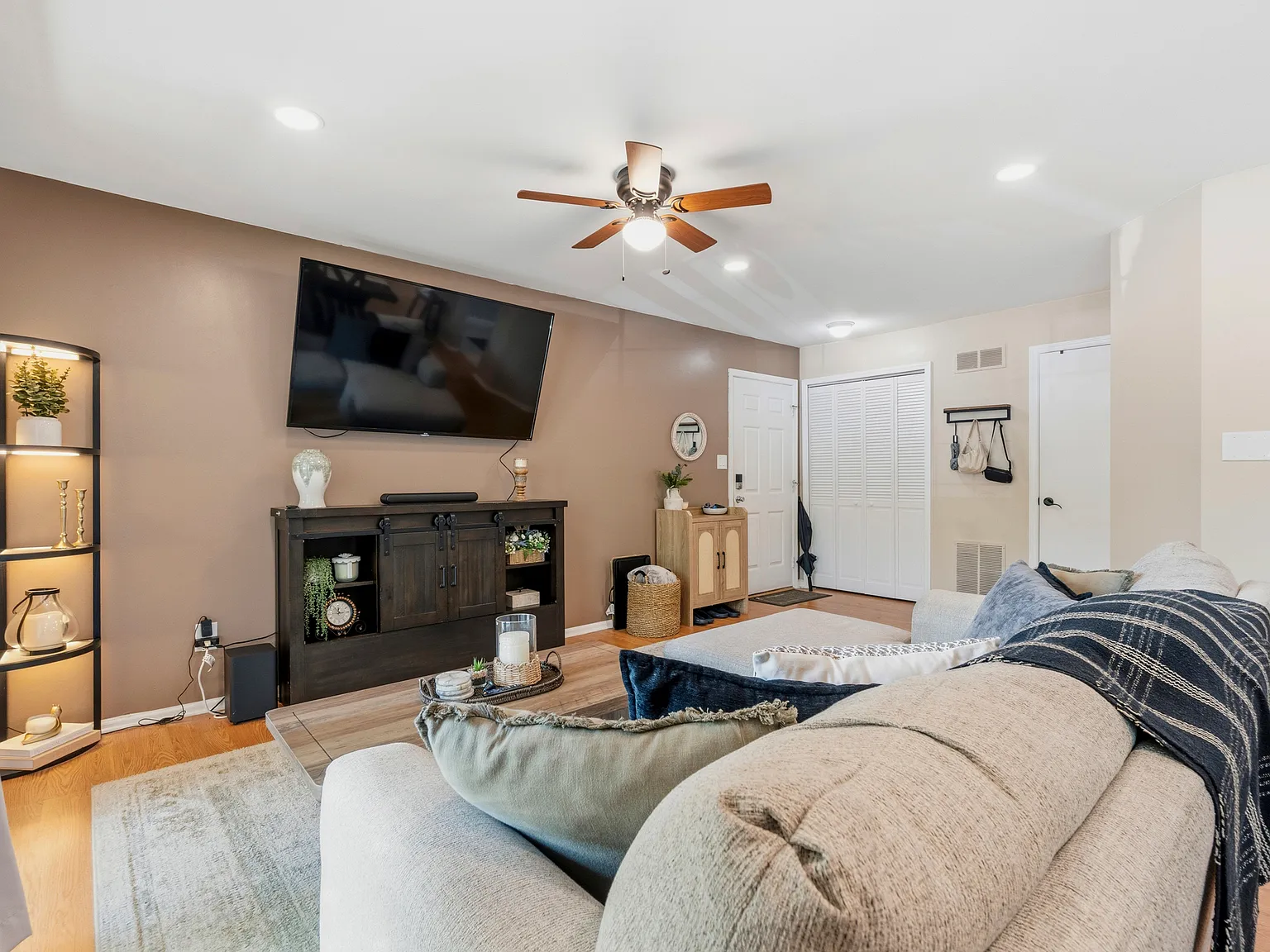 2 bed, 964 sqft, $2,700 — Photo 3