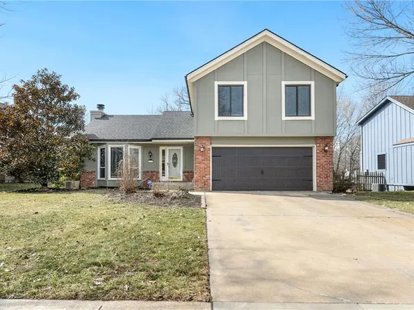 14732 S Summertree Ln, Olathe, KS 66062