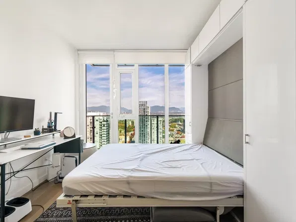 13438 Central Ave #3306, Surrey, BC V3T 0N2