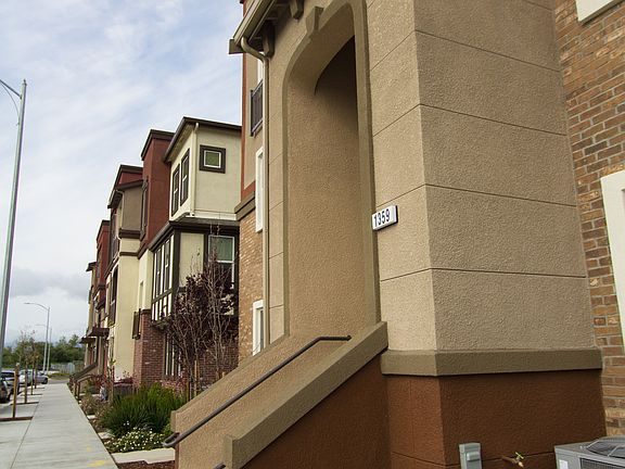 5th image of 815 University Dr