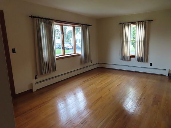 Living/Family rm: 11' x 17'