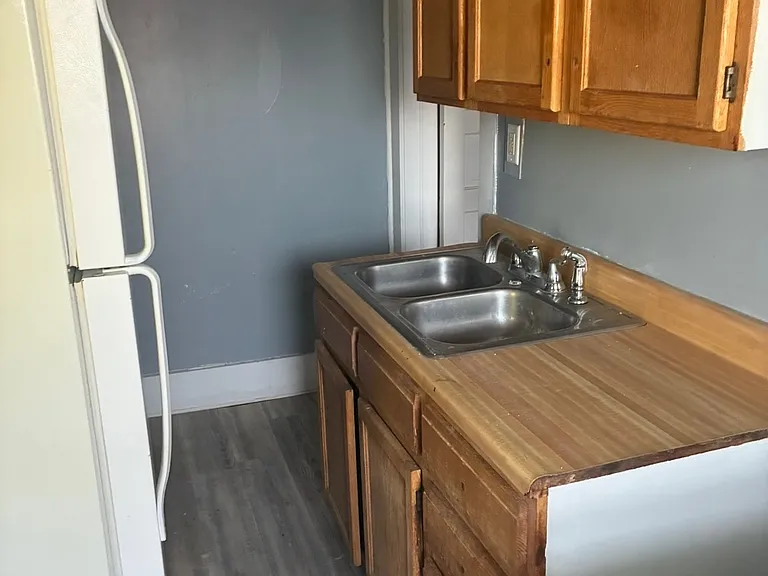 121 E 2nd St #B — Photo 5