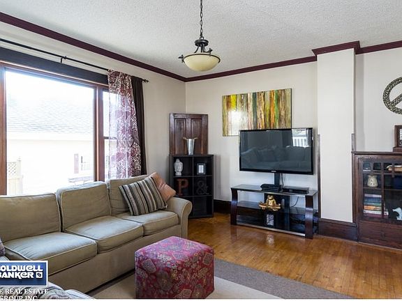 Living room w/hardwood floorin