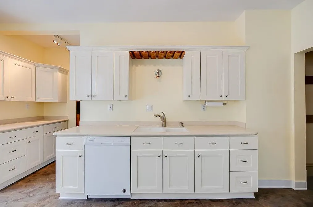 6 bed, 3641 sqft, $3,450 — Photo 3