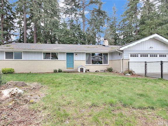 Fully fenced front yard! Perfect for your fury friends or play area.