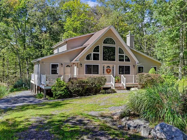 67 Locust Ln, Gouldsboro, PA 18424