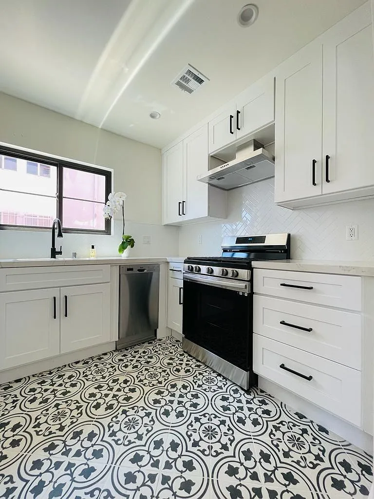 326 N Ogden Dr — Photo 4