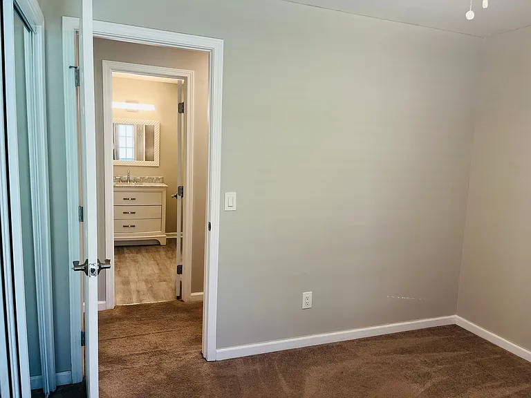 147 N Lake Dr — Photo 18