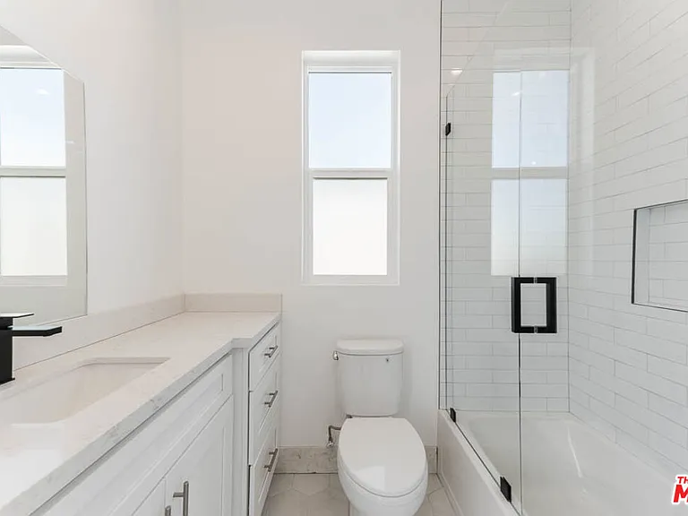 1238 1/2 N Beachwood Dr — Photo 12