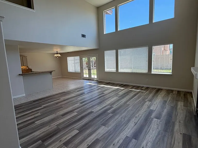 1810 Baylor Ln — Photo 2
