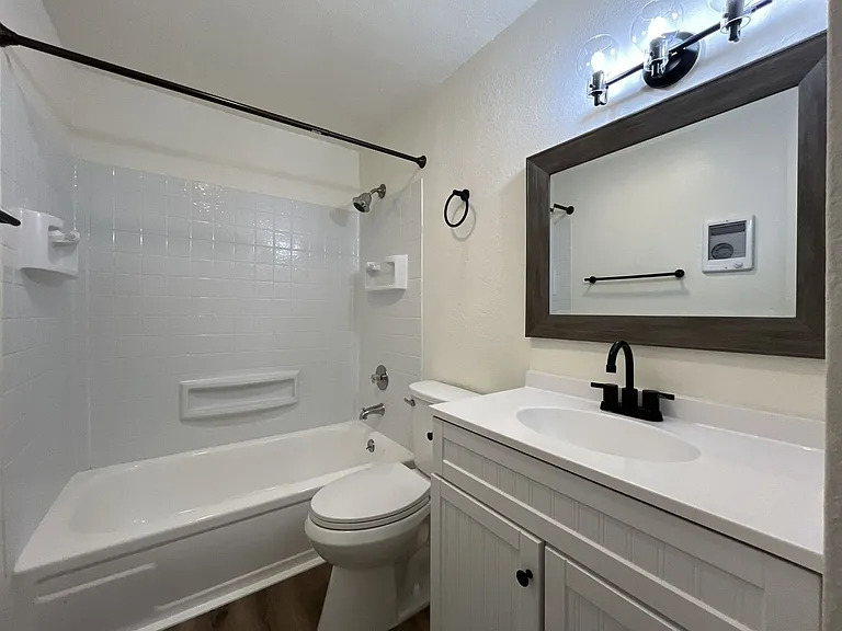 Spacious Corner Apartment with Three Bedrooms, Open Living Space & Modern Kitchen — Photo 23