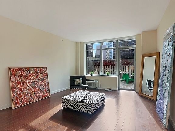 3rd image of 81 Fleet Pl APT 3T