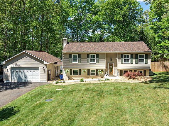 4th image of 9 Clover Hill Dr
