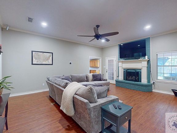 3rd image of 10 White Willow Pl