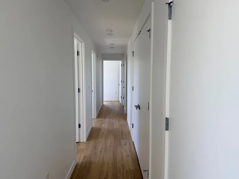 Abbey Creek Square Luxury Apartments — Photo 34