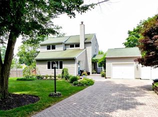 5 Princeton Pl, East Patchogue, NY 11772