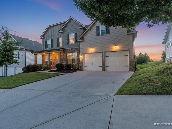 2nd image of 1221 Hawthorne Cir