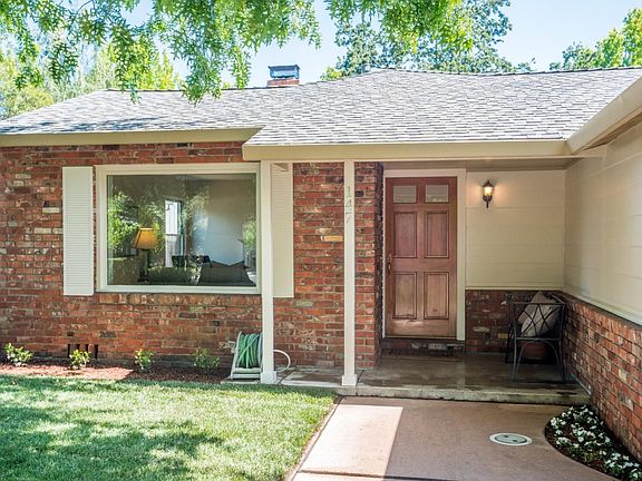 3rd image of 147 Dunsmuir Way