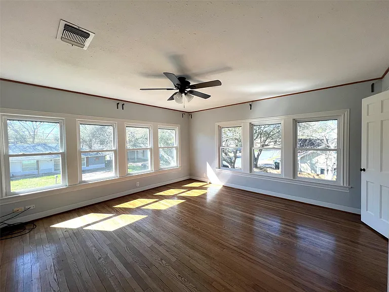 801 Avenue F — Photo 31