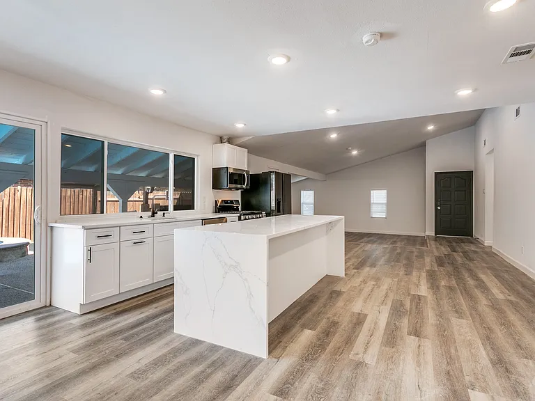 1535 Carnation Dr — Photo 12