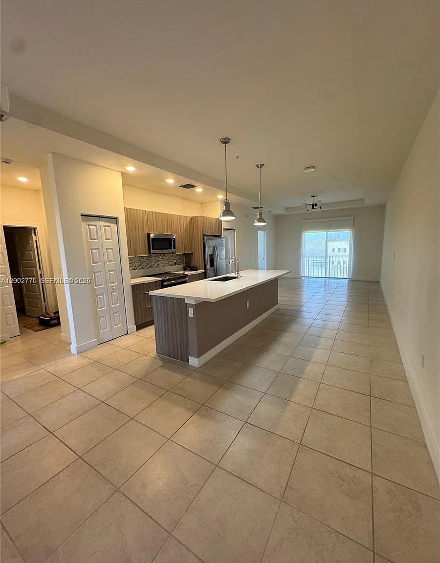 3 bed, 1236 sqft, $3,175 — Photo 2