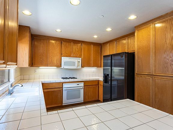 4th image of 718 Mayflower Street