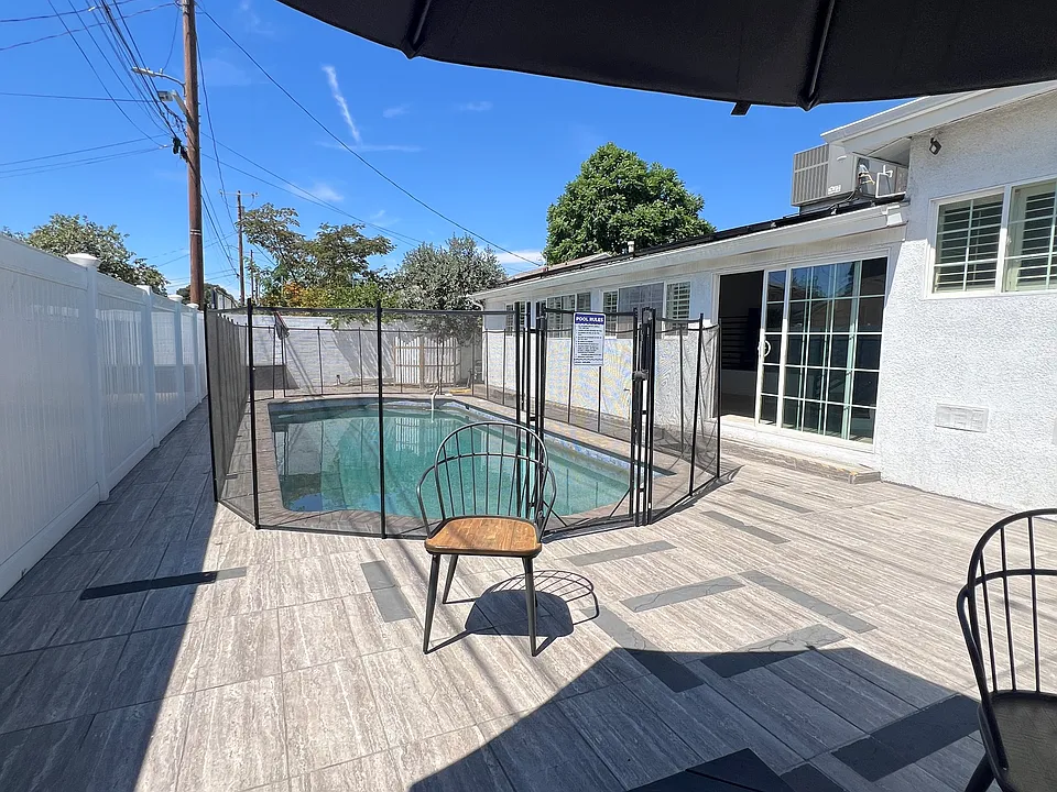 9557 Dorrington Ave
