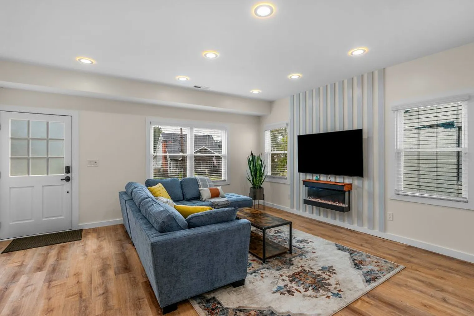 4 bed, 3.0 bath, 1399 sqft, $5,632 — Photo 4