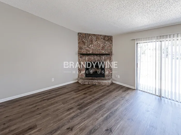 3 bed, 2.0 bath, 1301 sqft, $1,876 — Photo 4