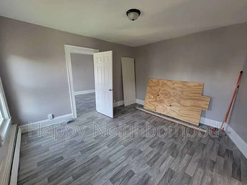 3 bed, 1.0 bath, $1,800 — Photo 2