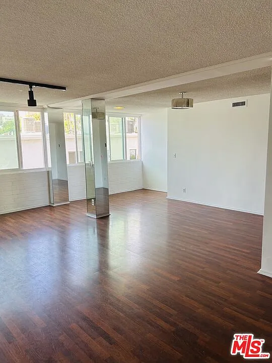 2 bed, 3.0 bath, 1191 sqft, $3,900 — Photo 3